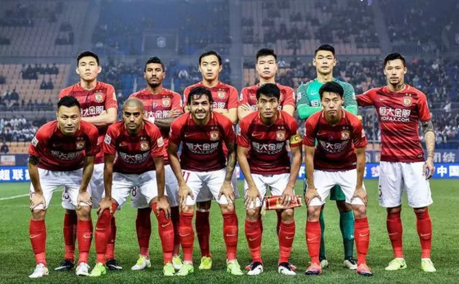 围绕黄球的
